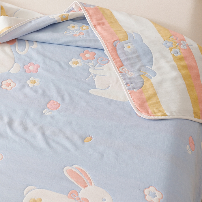 91家纺网 家纺一手货源 找家纺 悦然毛巾被 2025新款全棉６层纱毛巾被 花漾捧花蓝