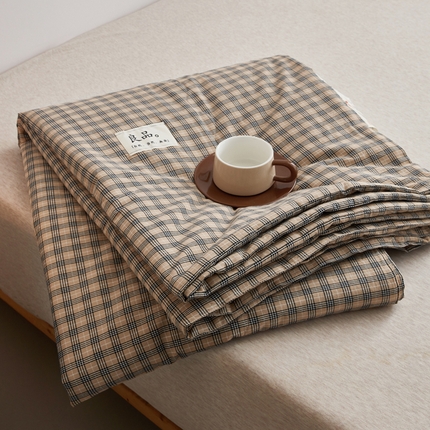 91家纺网 家纺一手货源 找家纺 尊妙被业 2025新款全棉色织水洗棉夏被 春野-咖