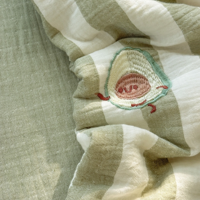 91家纺网 家纺一手货源 找家纺 木楌家居2025新款色织条纹皱皱纱刺绣款夏被 牛油果