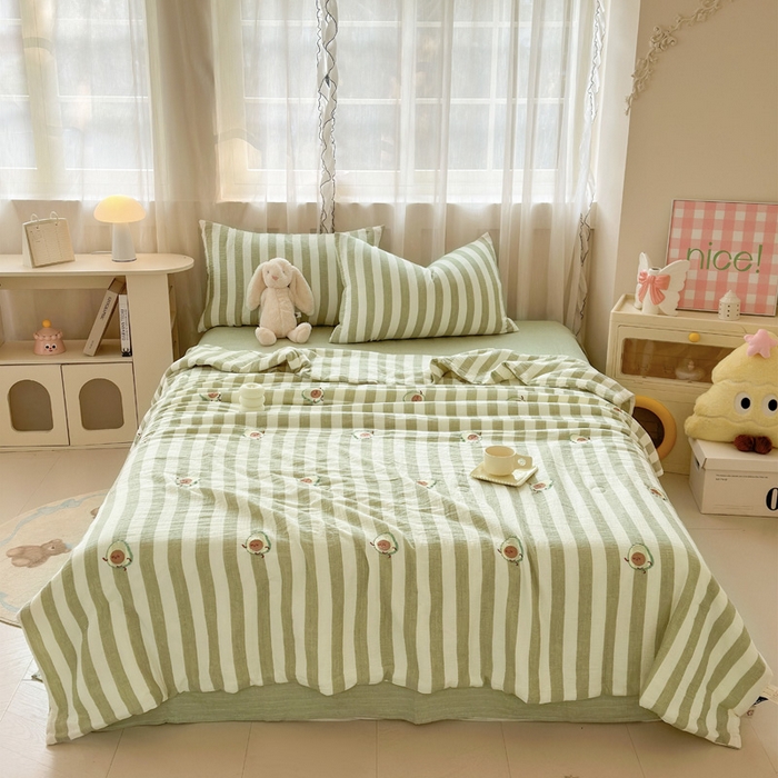 91家纺网 家纺一手货源 找家纺 木楌家居2025新款色织条纹皱皱纱刺绣款夏被 牛油果