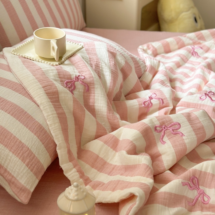 91家纺网 家纺一手货源 找家纺 木楌家居2025新款色织条纹皱皱纱刺绣款夏被 在逃公主 粉