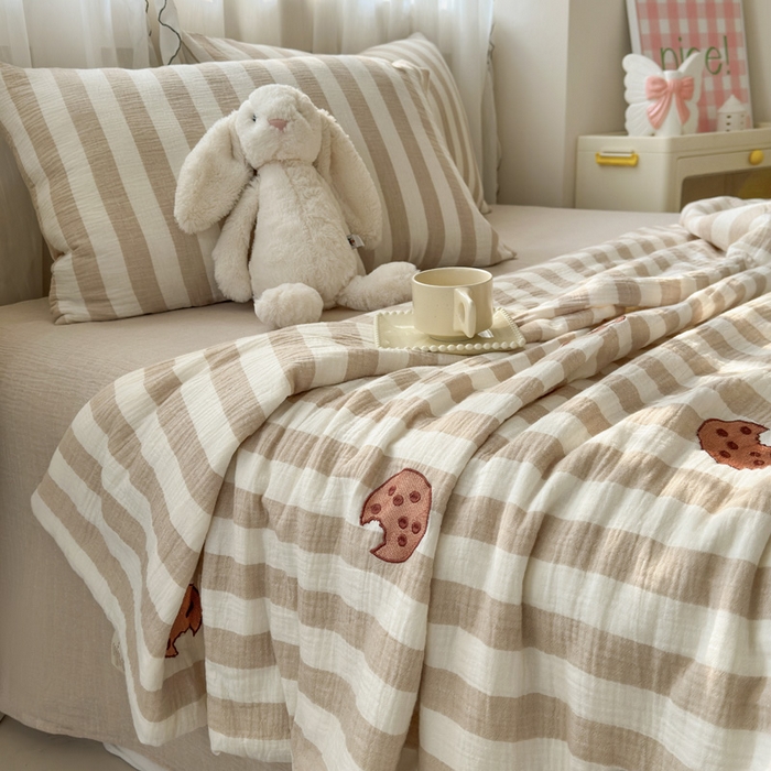 91家纺网 家纺一手货源 找家纺 木楌家居2025新款色织条纹皱皱纱刺绣款夏被 曲奇