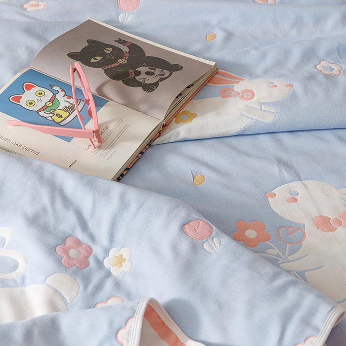 91家纺网 家纺一手货源 找家纺 悦然毛巾被 2025新款全棉６层纱毛巾被 花漾捧花蓝