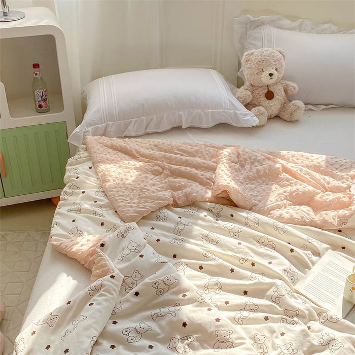 91家纺网 家纺一手货源 找家纺 米乐被业 2025新款水洗棉凉豆豆夏被 小熊院长