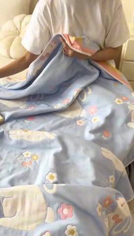 91家纺网 家纺一手货源 找家纺 悦然毛巾被 2025新款全棉６层纱毛巾被 花漾捧花蓝