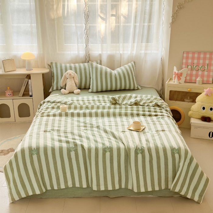 91家纺网 家纺一手货源 找家纺 木楌家居2025新款色织条纹皱皱纱刺绣款夏被 枫叶