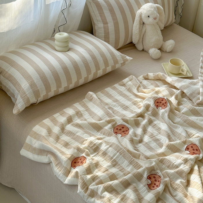 91家纺网 家纺一手货源 找家纺 木楌家居2025新款色织条纹皱皱纱刺绣款夏被 曲奇