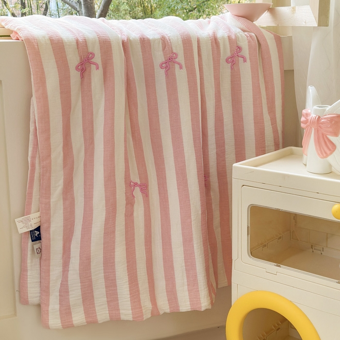 91家纺网 家纺一手货源 找家纺 木楌家居2025新款色织条纹皱皱纱刺绣款夏被 在逃公主 粉