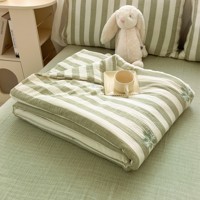 91家纺网 家纺一手货源 找家纺 木楌家居2025新款色织条纹皱皱纱刺绣款夏被 枫叶