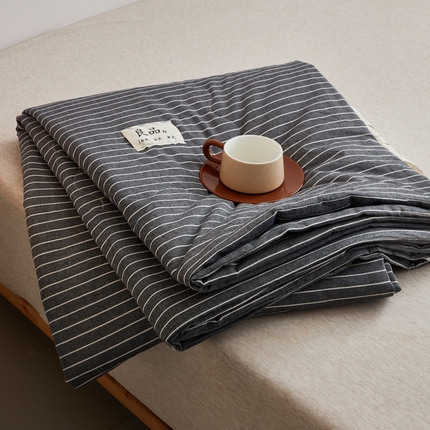 91家纺网 家纺一手货源 找家纺 尊妙被业 2025新款全棉色织水洗棉夏被 灰细条