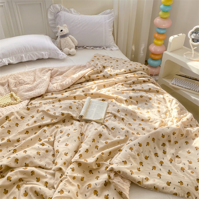 91家纺网 家纺一手货源 找家纺 米乐被业 2025新款水洗棉凉豆豆夏被 小蘑菇