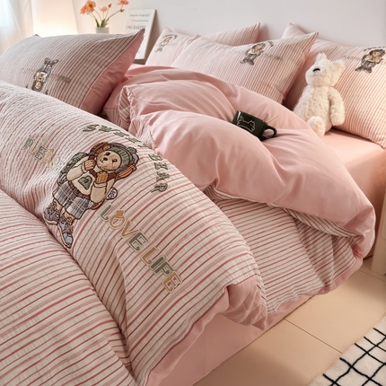 91家纺网 家纺一手货源 找家纺 （总）水云缦 2025新款全棉三层纱色织大提花绣花四件套-维尼款