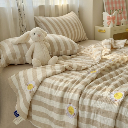 91家纺网 家纺一手货源 找家纺 （总）木楌家居2025新款色织条纹皱皱纱刺绣款夏被