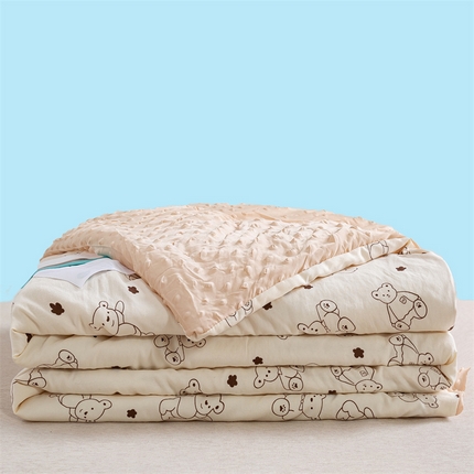 91家纺网 家纺一手货源 找家纺 米乐被业 2025新款水洗棉凉豆豆夏被 小熊院长