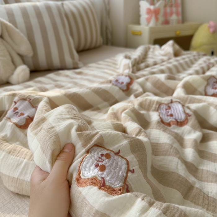 91家纺网 家纺一手货源 找家纺 木楌家居2025新款色织条纹皱皱纱刺绣款夏被 土司