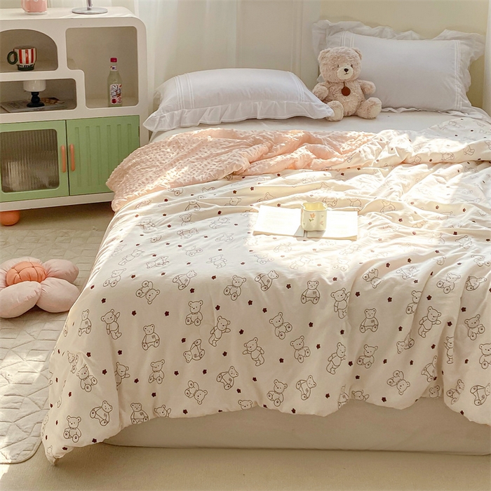 91家纺网 家纺一手货源 找家纺 米乐被业 2025新款水洗棉凉豆豆夏被 小熊院长