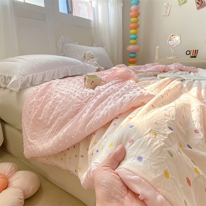 91家纺网 家纺一手货源 找家纺 米乐被业 2025新款水洗棉凉豆豆夏被 彩色波点