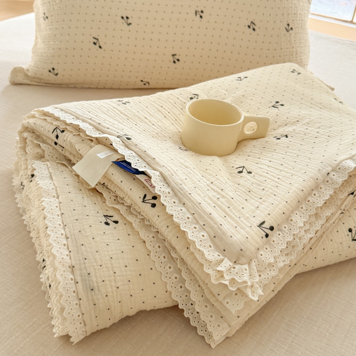 91家纺网 家纺一手货源 找家纺 木楌家居2025新款全棉皱皱纱花边款大豆夏被 映夏