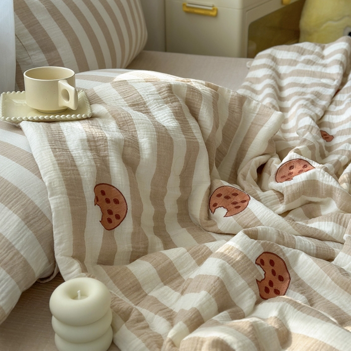 91家纺网 家纺一手货源 找家纺 木楌家居2025新款色织条纹皱皱纱刺绣款夏被 曲奇