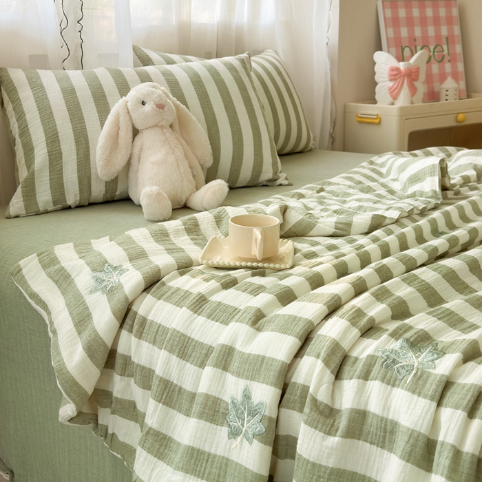 91家纺网 家纺一手货源 找家纺 木楌家居2025新款色织条纹皱皱纱刺绣款夏被 枫叶