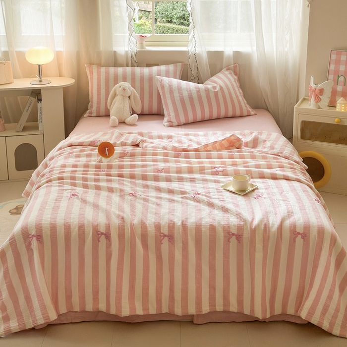 91家纺网 家纺一手货源 找家纺 木楌家居2025新款色织条纹皱皱纱刺绣款夏被 在逃公主 粉