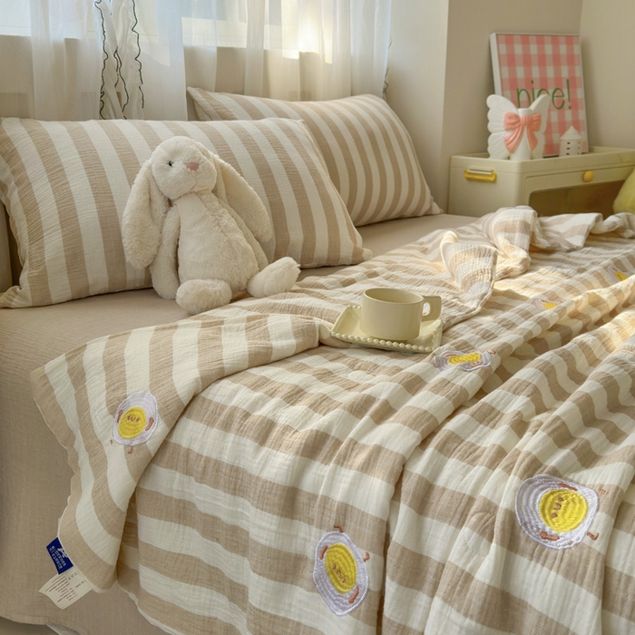 91家纺网 家纺一手货源 找家纺 木楌家居2025新款色织条纹皱皱纱刺绣款夏被 溏心蛋