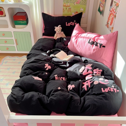 91家纺网 家纺一手货源 找家纺 阿曼达 2025新款学生季单人床三件套热款超甜可爱酷美毛巾绣软糯糯可以裸睡的水洗m纯色格子纯色四件套 公主请开心-玫粉黑