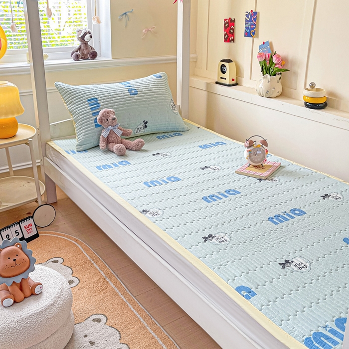 91家纺网 家纺一手货源 找家纺 罗亿家纺  2025新款宿舍款-水洗棉夹棉床盖 蓝莓梨子