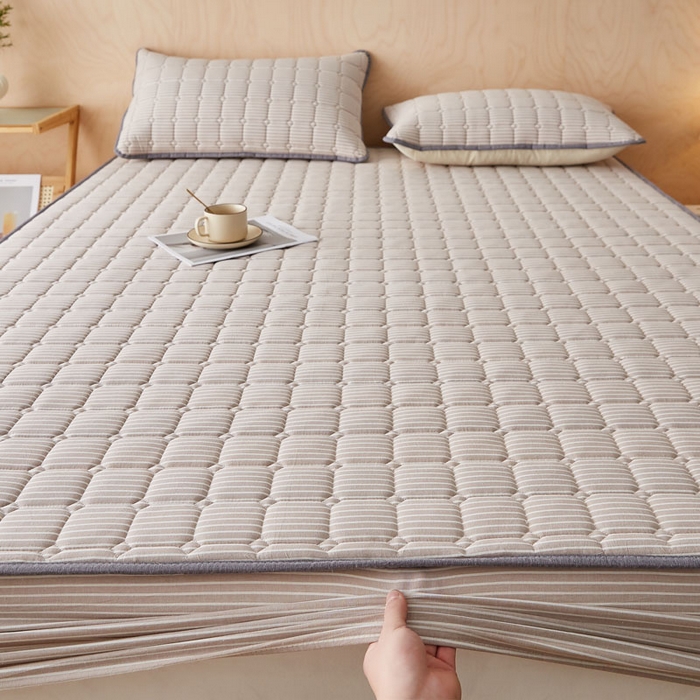 91家纺网 家纺一手货源 找家纺 暖季家纺 2025新款水洗棉夹棉床笠无印风棉花款 棉花床笠咖细条