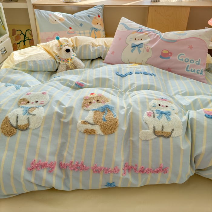 91家纺网 家纺一手货源 找家纺 优彩 2025新款全棉数码印花毛巾绣四件套 猫猫茶话会