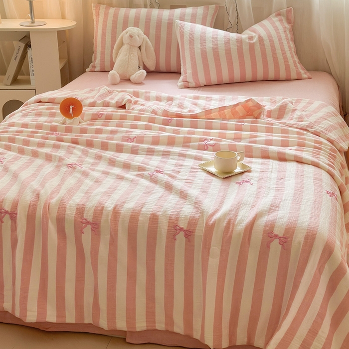 91家纺网 家纺一手货源 找家纺 （总）木楌家居2025新款色织条纹皱皱纱刺绣款夏被