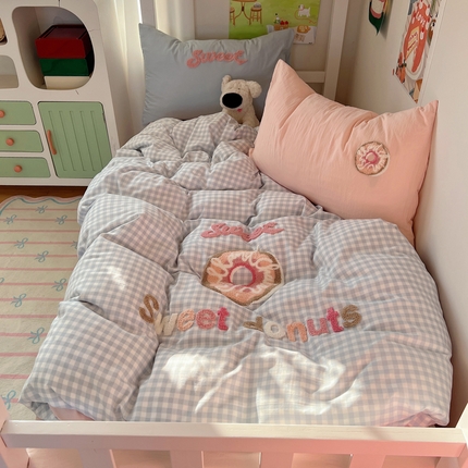 91家纺网 家纺一手货源 找家纺 阿曼达 2025新款学生季单人床三件套热款超甜可爱酷美毛巾绣软糯糯可以裸睡的水洗m纯色格子纯色四件套 甜甜圈-蓝格