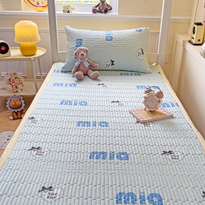 91家纺网 家纺一手货源 找家纺 罗亿家纺  2025新款宿舍款-水洗棉夹棉床盖 蓝莓梨子