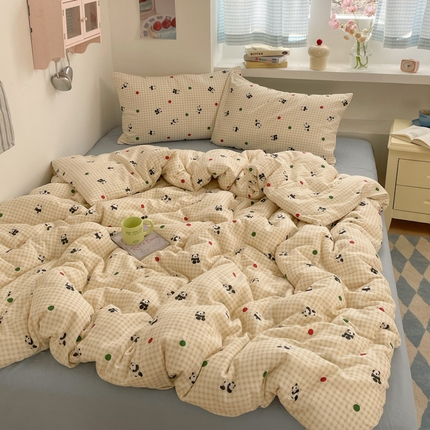 91家纺网 家纺一手货源 找家纺 桃子家居 2025新款A类纯棉有氧双层纱小清新可爱少女系列四件套 棉双层纱-奶油格子熊猫
