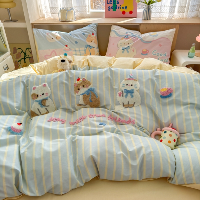 91家纺网 家纺一手货源 找家纺 优彩 2025新款全棉数码印花毛巾绣四件套 猫猫茶话会