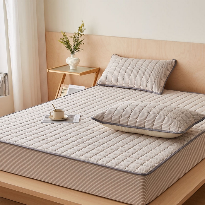 91家纺网 家纺一手货源 找家纺 暖季家纺 2025新款水洗棉夹棉床笠无印风棉花款 棉花床笠咖细条