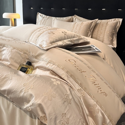 91家纺网 家纺一手货源 找家纺 金牛座家纺 2025新款金丝提花亲肤棉刺绣拼接四件套 幸运草-香槟