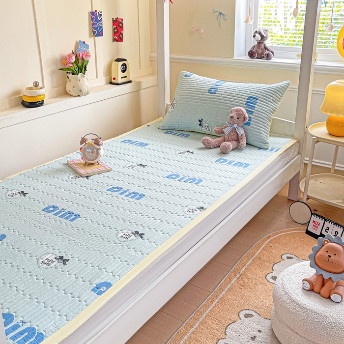 91家纺网 家纺一手货源 找家纺 罗亿家纺  2025新款宿舍款-水洗棉夹棉床盖 蓝莓梨子