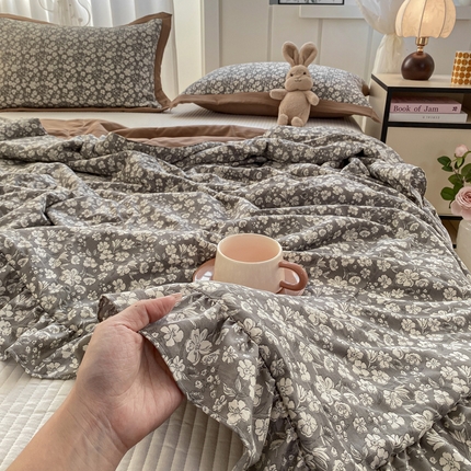 91家纺网 家纺一手货源 找家纺 （总）尊妙被业 2025新款针织棉花边夏被春秋被