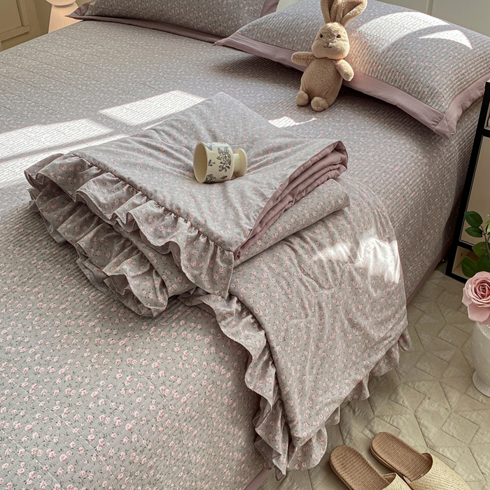 91家纺网 家纺一手货源 找家纺 尊妙被业 2025新款针织棉花边夏被春秋被 花间