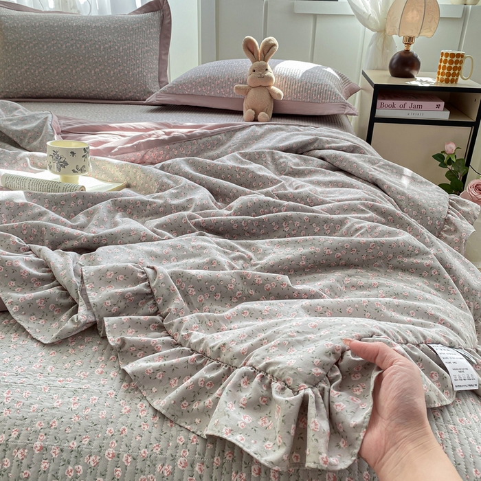 91家纺网 家纺一手货源 找家纺 尊妙被业 2025新款针织棉花边夏被春秋被 花间