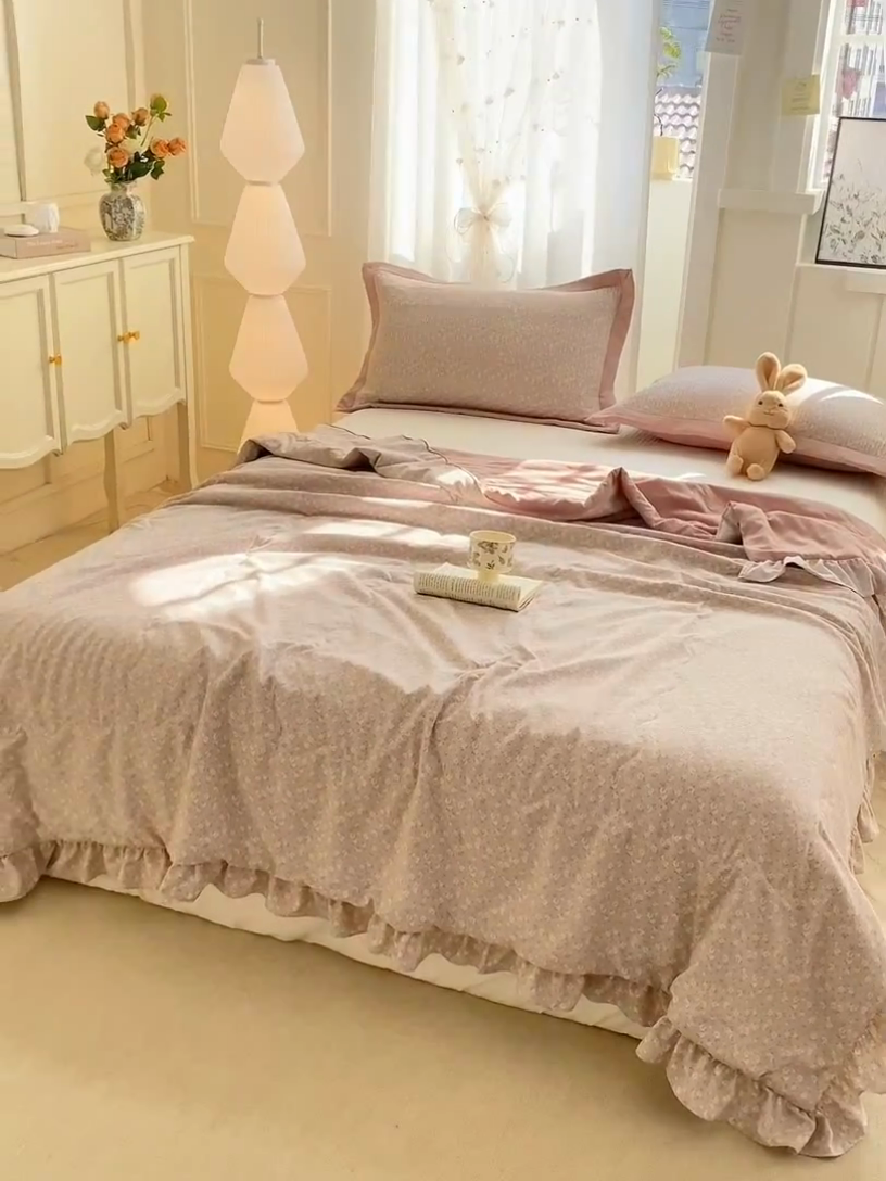 91家纺网 家纺一手货源 找家纺 尊妙被业 2025新款针织棉花边夏被春秋被 花间