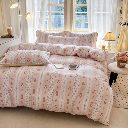 91家纺网 家纺一手货源 找家纺 禧缘家纺   2025新款全棉印花花边夹棉床裙式床笠四件套系列 花丛小熊