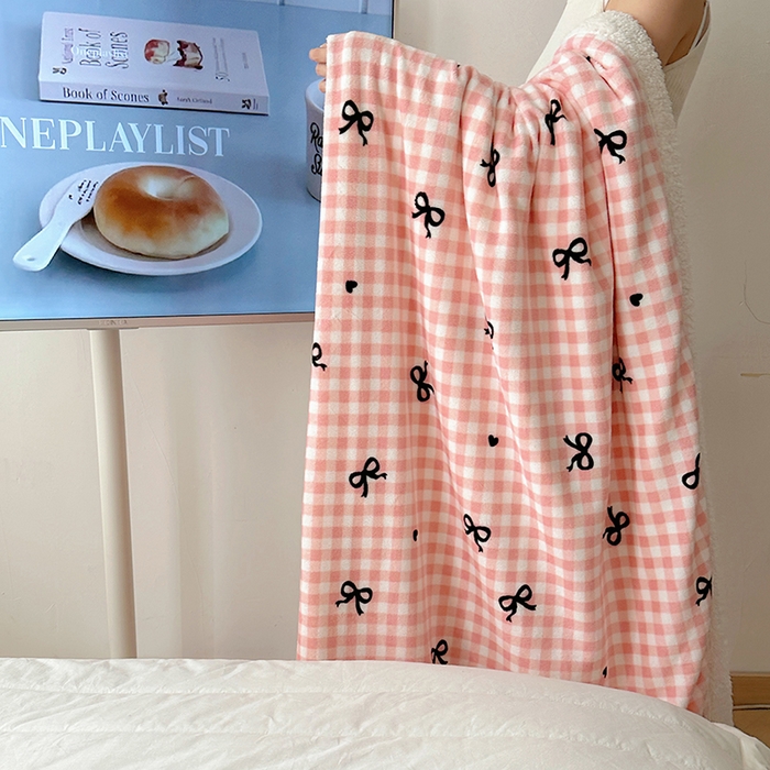 91家纺网 家纺一手货源 找家纺 （买家秀 爆款 不断货）A类母婴级婴童毯子牛奶绒毛毯牛奶绒毯子午睡毯珊瑚绒毛毯子羊羔绒毛毯羊羔绒毯子 粉格少女心