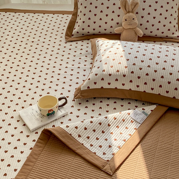 91家纺网 家纺一手货源 找家纺 尊妙被业 2025新款针织棉直边床盖三件套 艾意