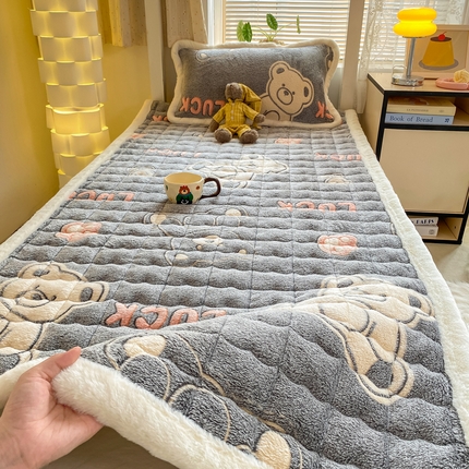 91家纺网 家纺一手货源 找家纺 （买家秀 爆款花色不断货）A类母婴级牛奶绒床垫子雪花绒床垫子牛奶绒雪花绒床护垫子牛奶绒床褥子-学生款 幸运小熊