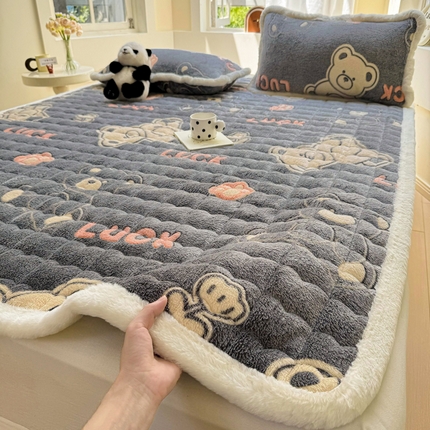 91家纺网 家纺一手货源 找家纺 （买家秀 爆款花色不断货）A类母婴级牛奶绒床垫子雪花绒床垫子牛奶绒雪花绒床护垫子牛奶绒床褥子-大床款 幸运小熊