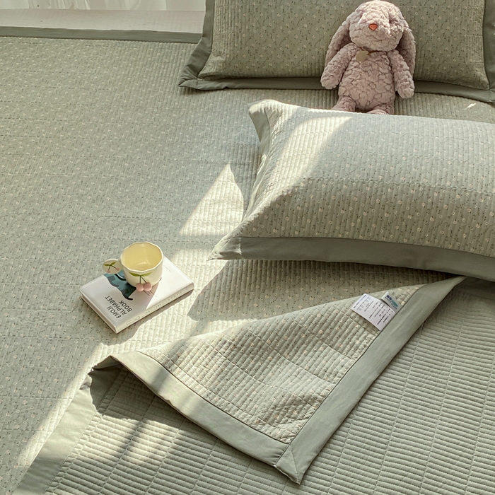 91家纺网 家纺一手货源 找家纺 尊妙被业 2025新款针织棉直边床盖三件套 茶里