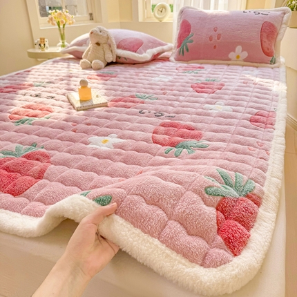 91家纺网 家纺一手货源 找家纺 （买家秀 爆款花色不断货）A类母婴级牛奶绒床垫子雪花绒床垫子牛奶绒雪花绒床护垫子牛奶绒床褥子-大床款 甜心草莓