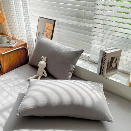 91家纺网 家纺一手货源 找家纺 （总）芷凡家纺 2025新款水洗棉印花纯色格子条纹单枕套